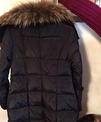 白鸭绒羽绒服去年银泰买的,9成新,