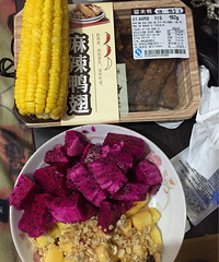 "我的晚饭,一个芒果一个火龙果一个玉米还有"