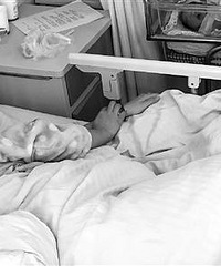 "杭州一孕妇散步时突然要生了 陌生男女伸援手"