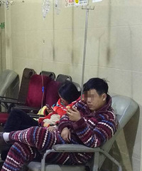 诊所里睡衣男旁若无人的抽烟 完全不顾周围人鄙夷的眼光