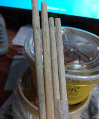 这年头还有人用一次性筷子吗?反正我是不敢用了…