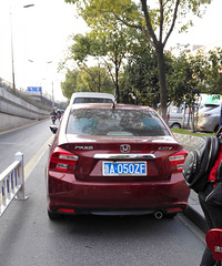 看到奇葩车主这么停车 你们是无知还是无耻?