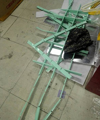 才完工不久的天花板吊顶就坠落 这质量 啧啧啧……