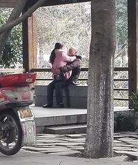 天目山路上看到男女抱在一起 网友:要不要那么饥渴?
