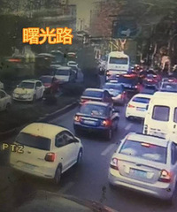 今天西湖车子堵成浆糊,断桥上都是人!
