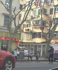 让4个娃这样给你们占车位 你们一点不脸红吗?