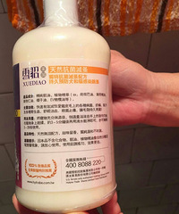 各位亲们,我家有一包黑鼻头的狗粮和一瓶雪
