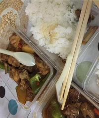 "太恶心了!外卖饮料里面全是蚂蚁 是想给我补充蛋白质?"