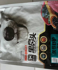 ��λ���ǣ��Ҽ���һ���ڱ�ͷ�Ĺ�����һƿѩ