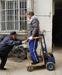 "不放弃!爷爷自制康复器材 助脑瘫孙儿站起来"
