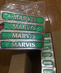 绿色装marvis牙膏
