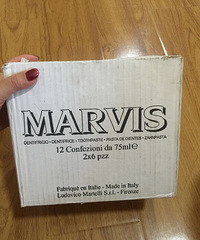 绿色装marvis牙膏
