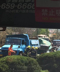 突发!绕城高速小轿车被几辆大卡车活生生挤扁!