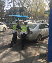 等红绿灯车子突然熄火!多亏了孔武有力的杭州交警哥哥