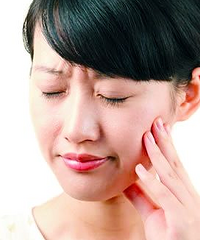 "别不重视!女子口腔溃疡一个月,就医时已转成了癌症!嘴里的祸根