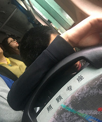 公交上居然有噶恶心的人!强迫我让座还吐痰恶心人…