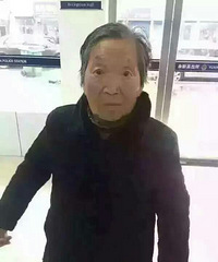 有谁认识这个老奶奶?刚刚她摔倒浑身湿透 找不到家了