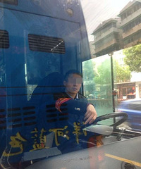 公交K25路司机好牛逼!大家评评理 到底是谁的错?!
