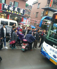 唉 又是电瓶车 车主拽着公交司机领口骂骂咧咧