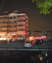 惊险!萧山临浦轿车倒车横挂桥上 几十人现场援救!