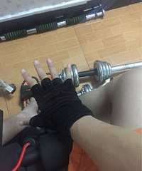 一个人上班下班 一个回家吃饭锻炼 出门一