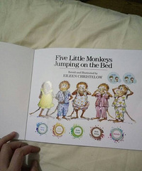 �����»汾��five litter monkeys jumping on the bed