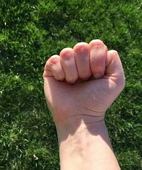 看了这个 我再也不敢再玩“剪刀石头布”了...