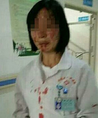 "云南一女子嫌看病慢 脱下高跟鞋暴打怀孕护"
