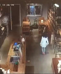 "女子掩护女童20秒盗走电脑 配合默契动作迅速"