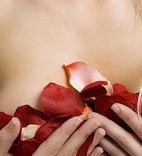 "女人的乳头为什么会变黑?应如何保养乳房"