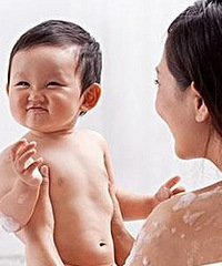 异性家长要不要帮孩子洗澡?