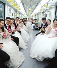 11对新人“幸福专列”办婚礼