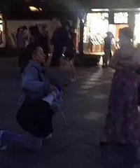 小伙当街求婚 道具喇叭竟然发出了让人脸红的录音
