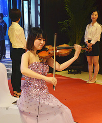 "#DC婚礼时尚新娘婚纱潮流发布会#精美婚纱亮瞎我的眼"