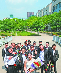 全班男生和将退休班主任拍婚纱毕业照 背后的原因令人动容