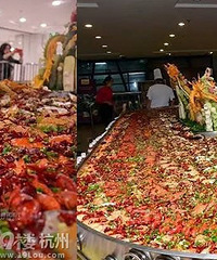 这口锅有一个房间那么大 里面铺满了海鲜!