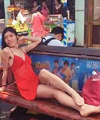 这家伙老在这儿溜达!好想打他啊谁也别拦我…