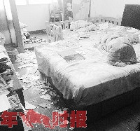 "天花板突然掉落 旁边基坑施工曾让房屋多处开裂"