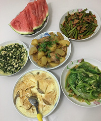 平常都是妈妈辛苦在帮忙准备晚饭,自己偶尔