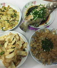 平常都是妈妈辛苦在帮忙准备晚饭,自己偶尔