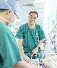 "寻找最美医生 | 他为了对付手足口病,晚上就睡在病"