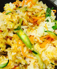 韩国石锅饭制作工序:1.菠菜、金针菇、香