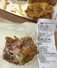 KFC炸鸡块一口下去,鸡肉中滴出鲜血,注意饮食卫生安全