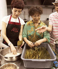 金巧巧携女与父母一起包粽子