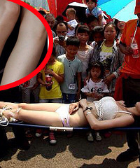 "吃美女腿上粽子"比赛 就问无不无聊低不低俗