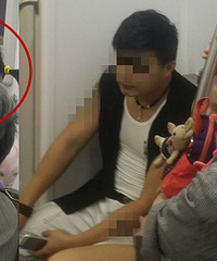 杭州地铁上看到的一幕 我也不知道该如何评价