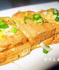 "外酥内嫩的【香煎盐水豆腐】吃上一口满嘴生香。"