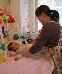 "二胎开放月嫂紧缺上海秋歌助你一臂之力"