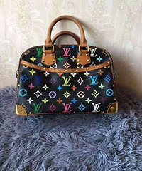 Lv黑三彩保龄球手提包,成色如图,工价一