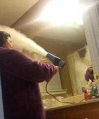 "男子在吹风机中倒入爽身粉恶搞妻子 结果悲剧了"